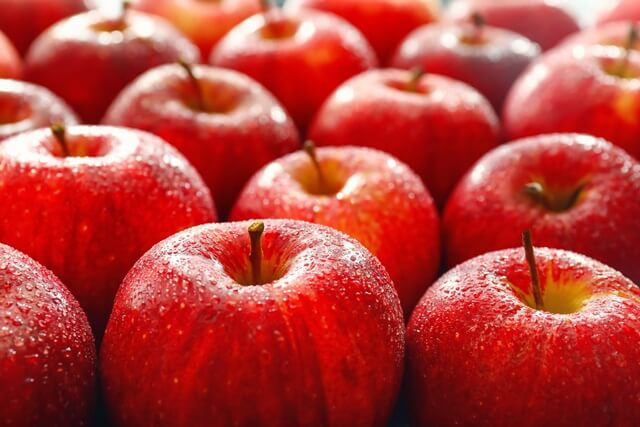 여러개의 사과가 나열되어 있다.