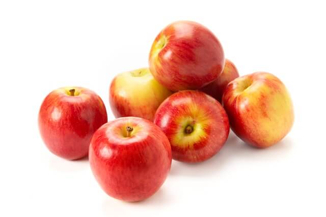 흰색배경에 붉은 사과가 7개 있다.