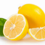 흰색배경에 레몬이 놓여져있다.