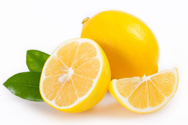 흰색배경에 레몬이 놓여져있다.