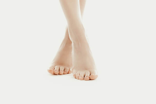 bare-feet-female-model